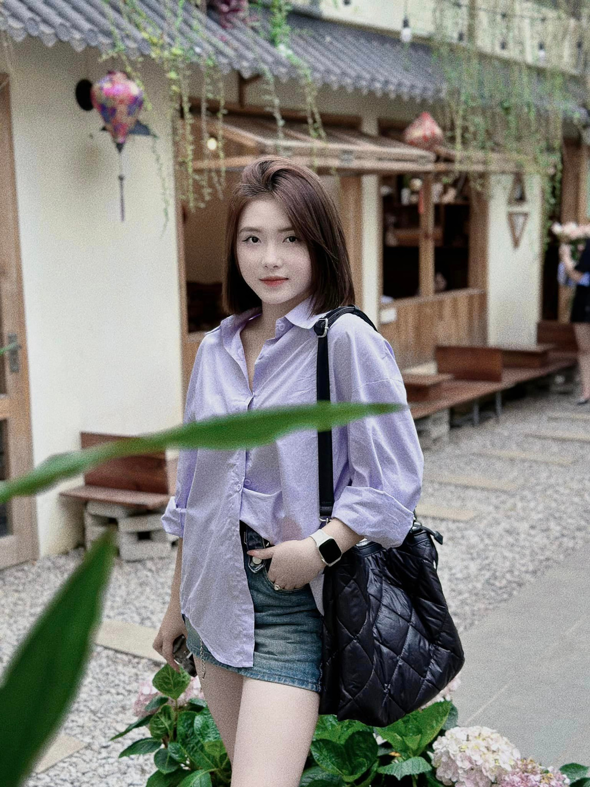 Trên trang cá nhân Thêu chăm chỉ đăng tải hình ảnh bản thân, nhận về nhiều lời khen vóc dáng.