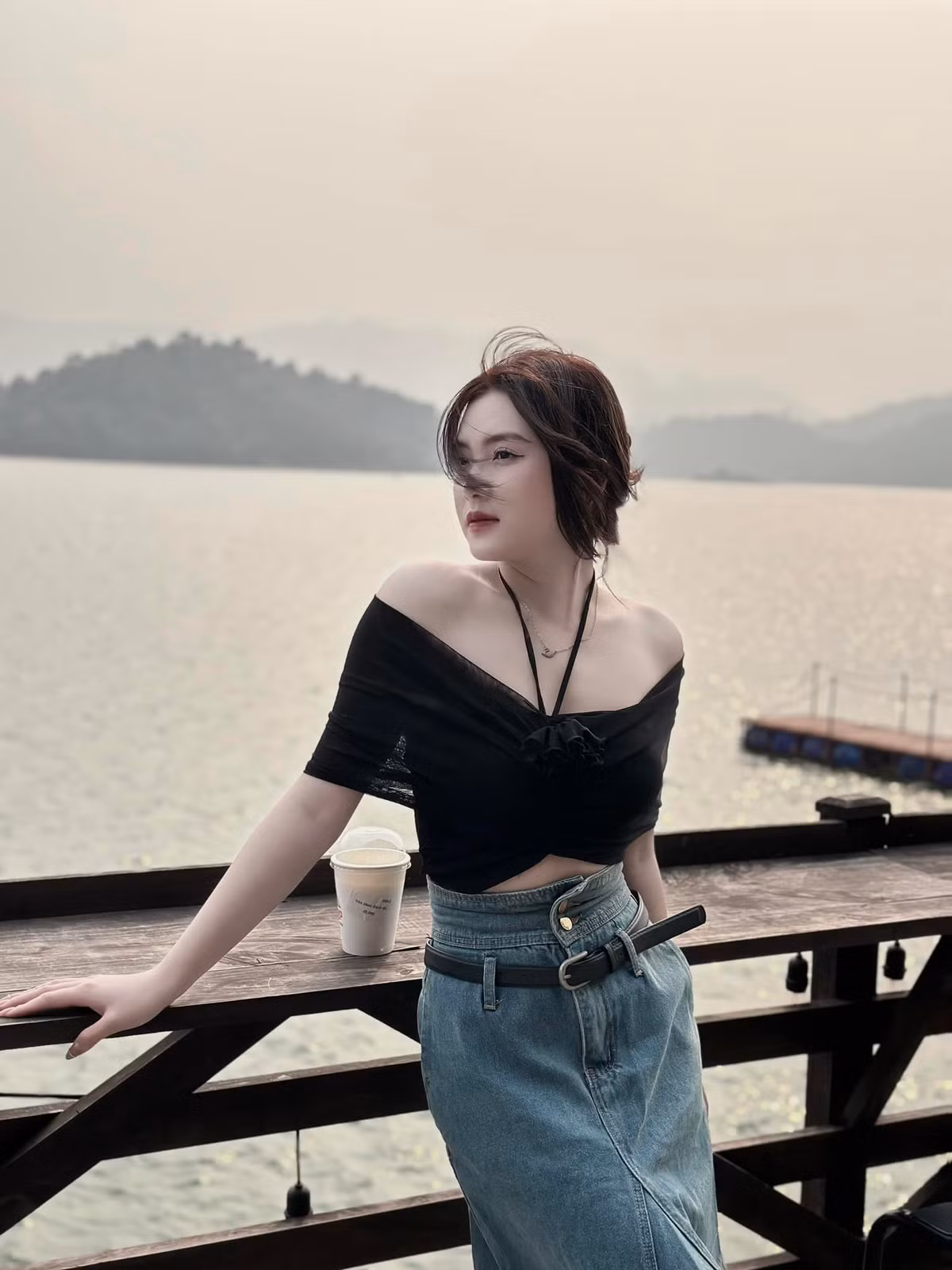 Làm mẫu ảnh, theo tiết lộ thu nhập của nàng hot girl 2K cũng lên tới hàng chục triệu đồng/ tháng.