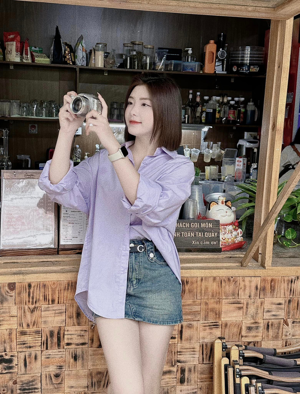 Trong khi bạn bè đồng trang lứa vẫn hoàn toàn phụ thuộc vào nguồn trợ cấp từ gia đình thì cô nàng đã có cho mình một công việc ổn định.