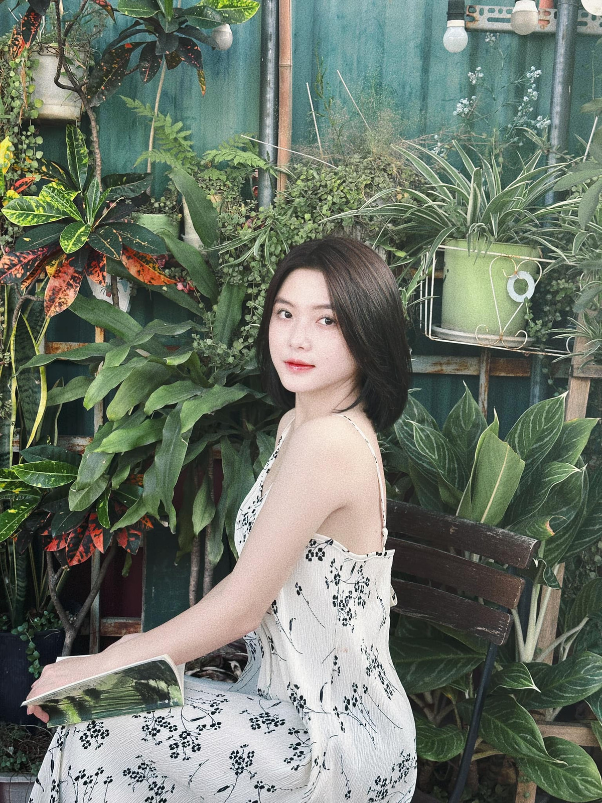 Gương mặt của Thêu được netizen nhận xét trong trẻo, xinh xắn tựa nàng thơ.