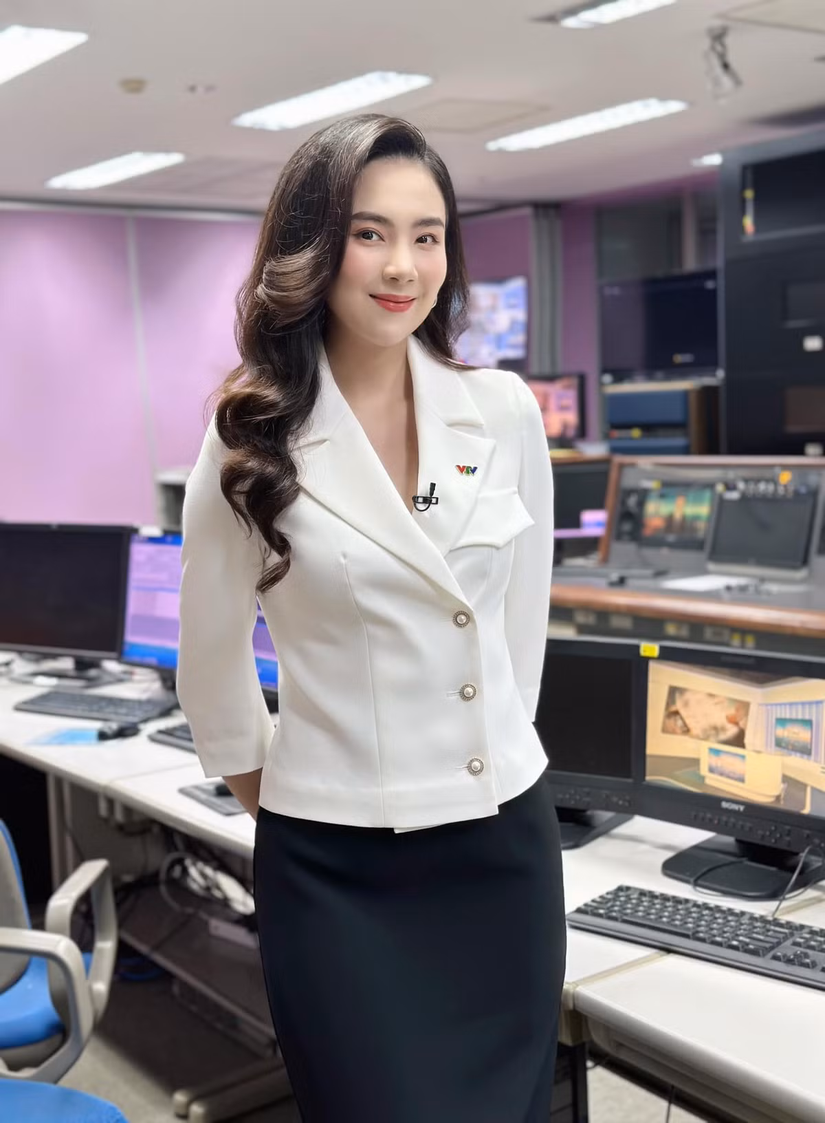 Ngoài công việc chính ở VTV, cô nàng còn kinh doanh shop thời trang ở Hà Nội. Ảnh: FBNV