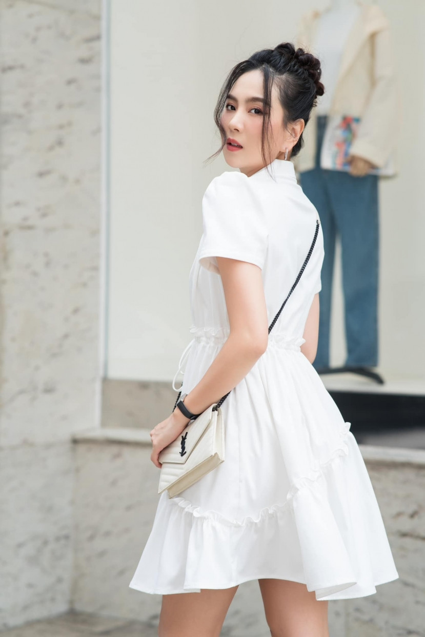 Theo đó, Mai Ngọc cũng hài hước đăng caption: "Sáng dậy tập một chút, tự ngắm mình trong gương... Trời ơi không tin nổi... mình quá là Dễ thương. (Cơ bắp vẫn dễ thương các bác nhỉ)".