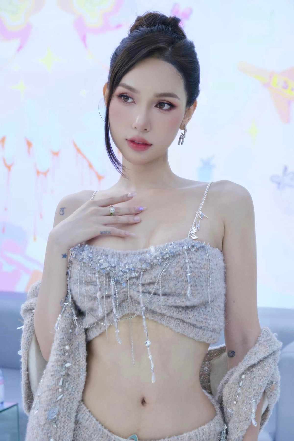 Ở ngoài đời, người đẹp chuyển giới này sở hữu đường nét thanh tú, làn da trắng, mái tóc vàng bồng bềnh như một nàng công chúa.