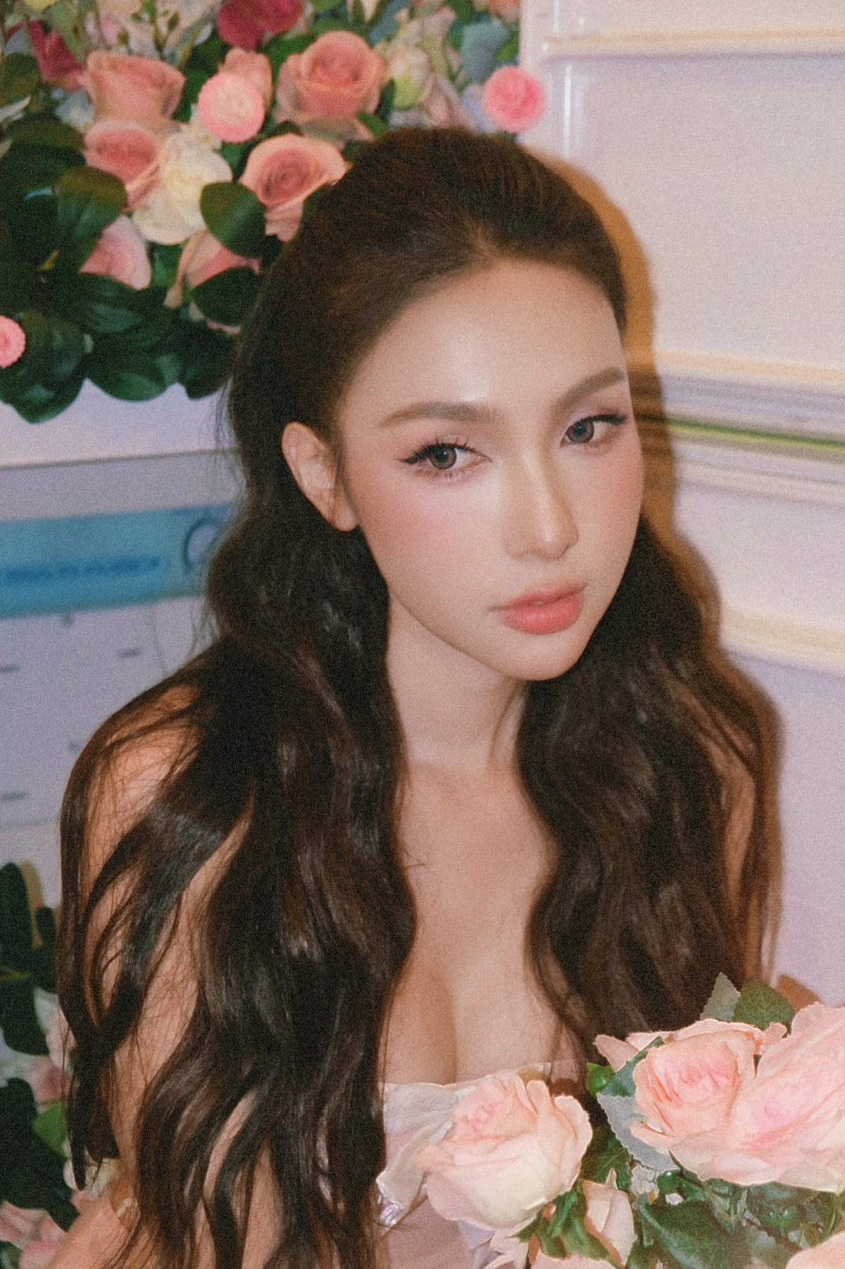 Ngoài ra, cô còn khiến nhiều người trầm trồ bởi nhan sắc na ná Lisa (BLACKPINK).