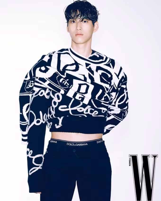 Sở hữu chiều cao 190cm, cùng với gương mặt đẹp trai ngời ngời như một tài tử. Anh là 1 tài năng ở đội tuyển bóng chuyền quốc gia.