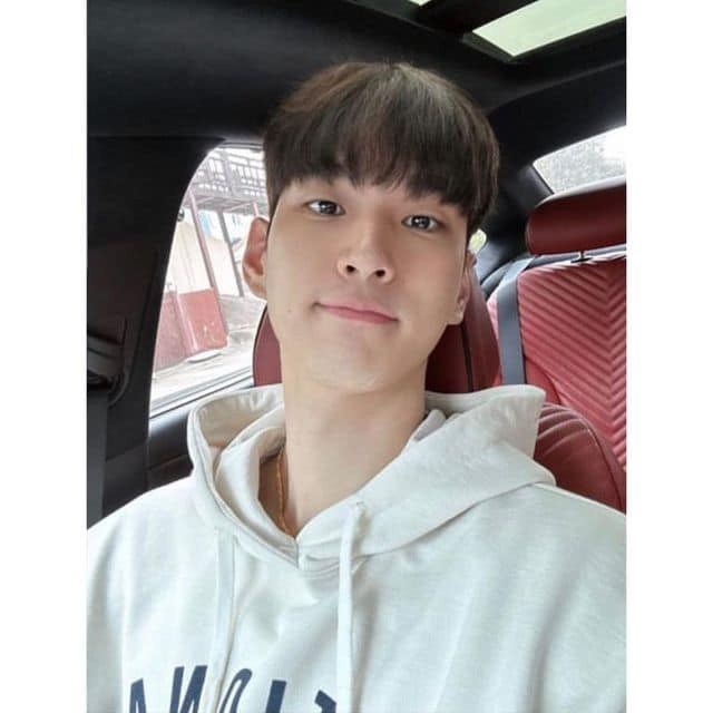 Các tờ tạp chí nổi tiếng tại Hàn Quốc còn phải cố gắng sắp xếp thời gian để có thể mời được anh tham gia buổi chụp hình. Ảnh: Tổng hợp