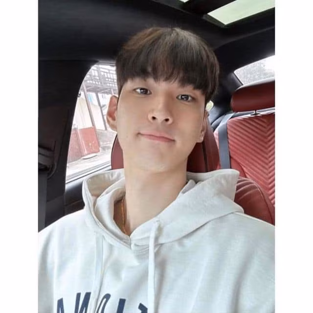 Các tờ tạp chí nổi tiếng tại Hàn Quốc còn phải cố gắng sắp xếp thời gian để có thể mời được anh tham gia buổi chụp hình. Ảnh: Tổng hợp