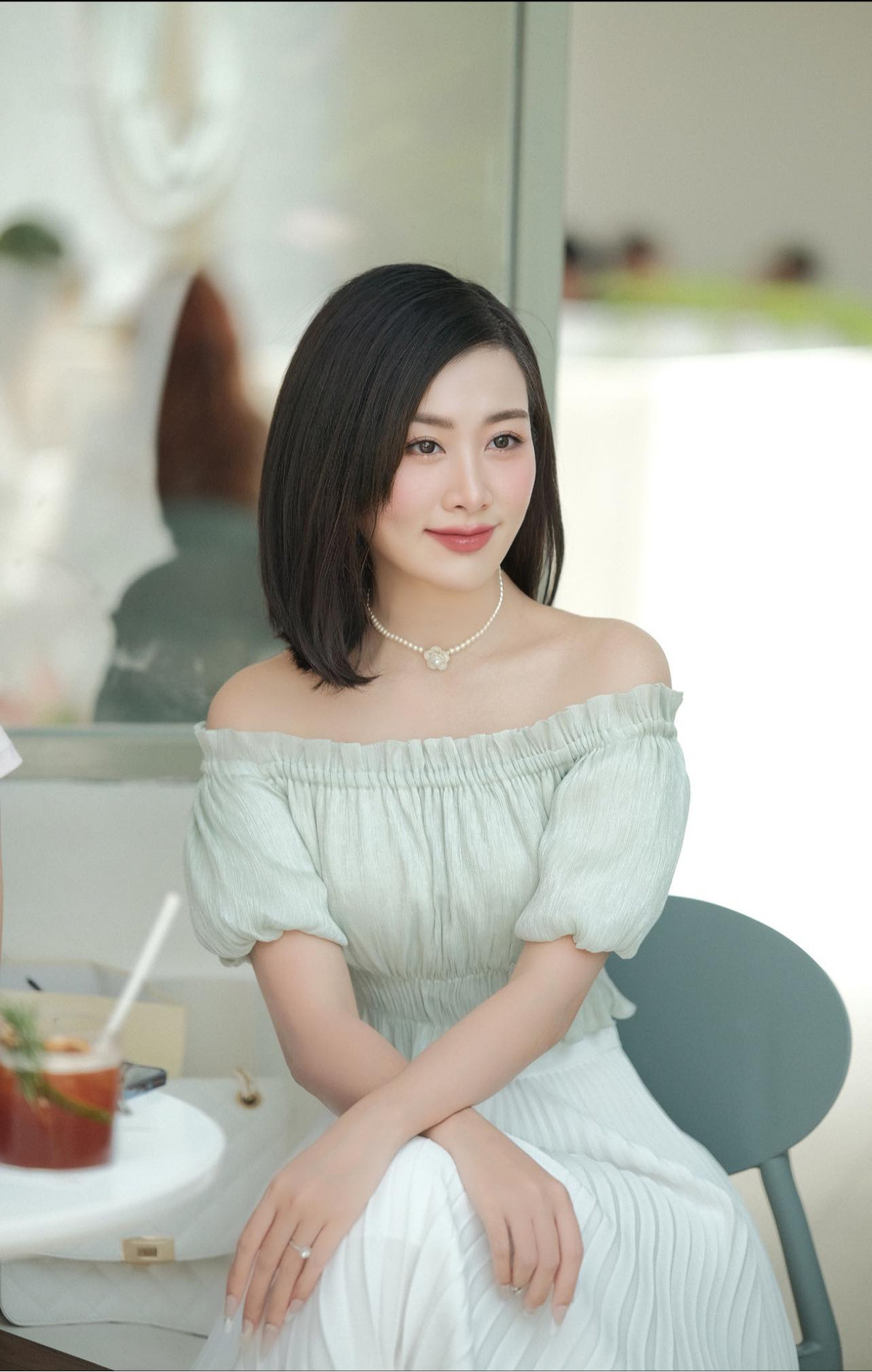 Sau khi nổi tiếng với danh xưng "cô giáo hot girl", cuộc sống của Hà Phương cũng có một số thay đổi nhất định.