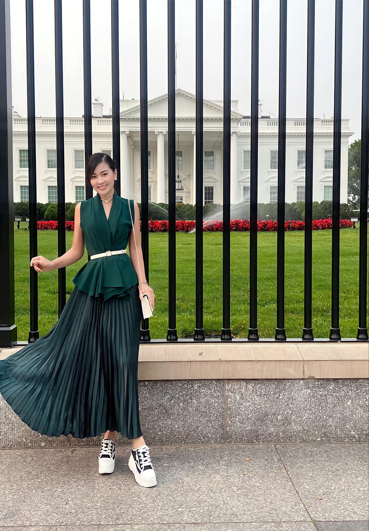 Người đẹp sinh năm 1988 còn là một MC song ngữ từng ghi dấu ấn ở rất nhiều sự kiện lớn nhỏ. Ảnh: FBNV