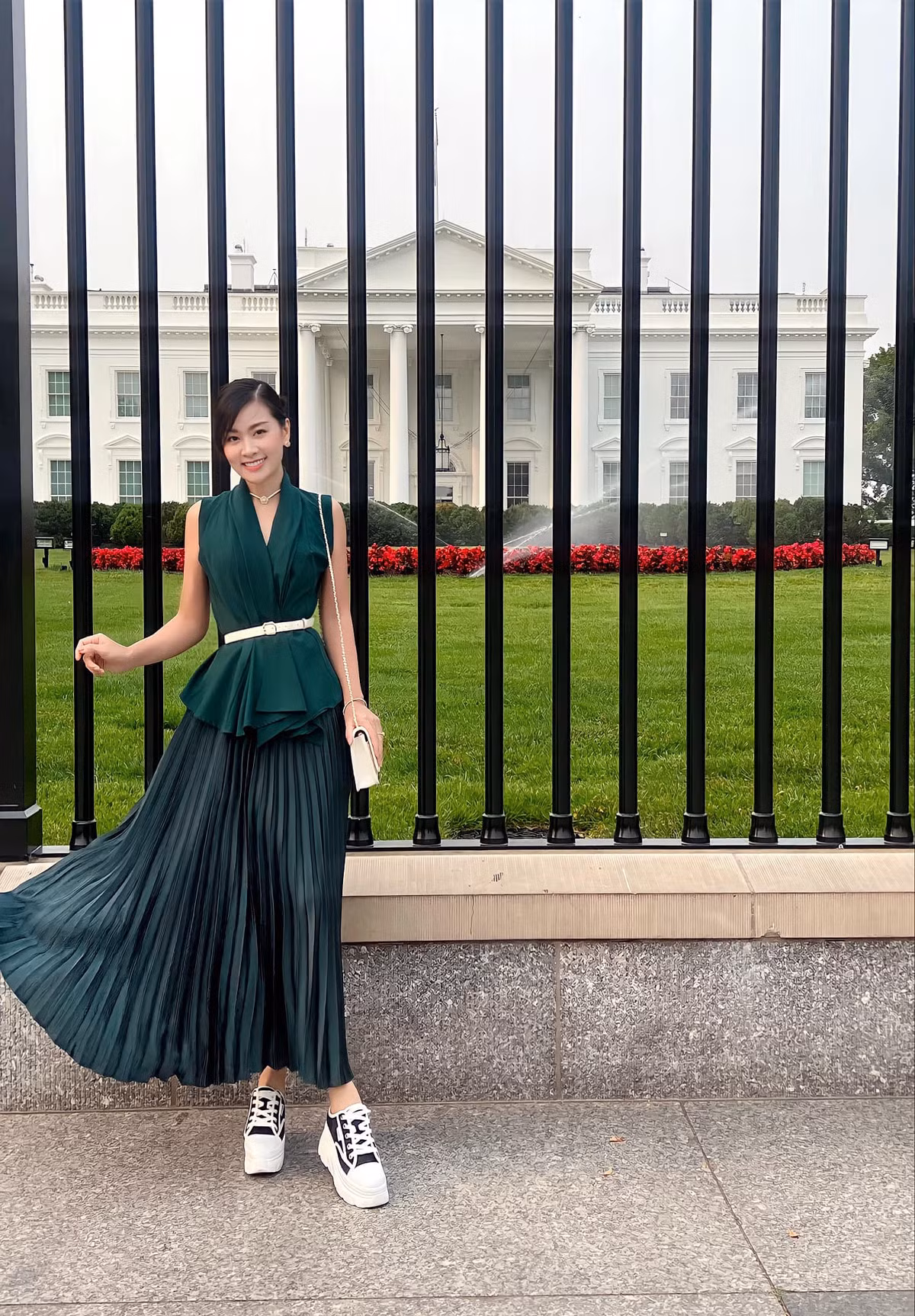 Người đẹp sinh năm 1988 còn là một MC song ngữ từng ghi dấu ấn ở rất nhiều sự kiện lớn nhỏ. Ảnh: FBNV