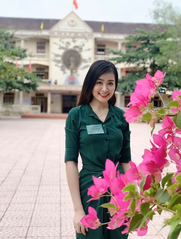 Hình ảnh được chụp tại điểm thi THPT Thanh Chương 3 trong kỳ thi tốt nghiệp THPT Quốc gia 2019 của nữ giảng viên Lê Hà Phương từng trở thành tâm điểm chú ý của cư dân mạng.