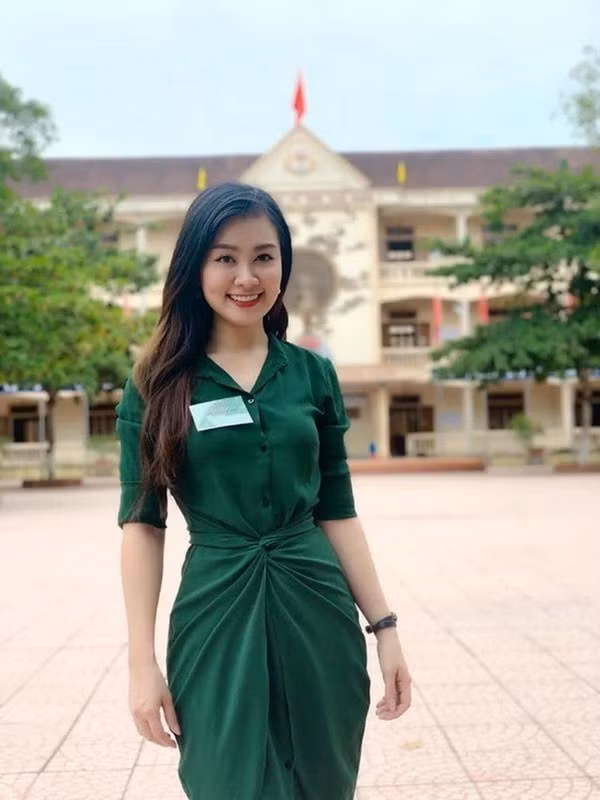 Trong kỳ thi tốt nghiệp THPT Quốc gia năm 2019, cô giáo Lê Hà Phương là cái tên nổi tiếng MXH nhờ những khoảnh khắc tại trường thi.