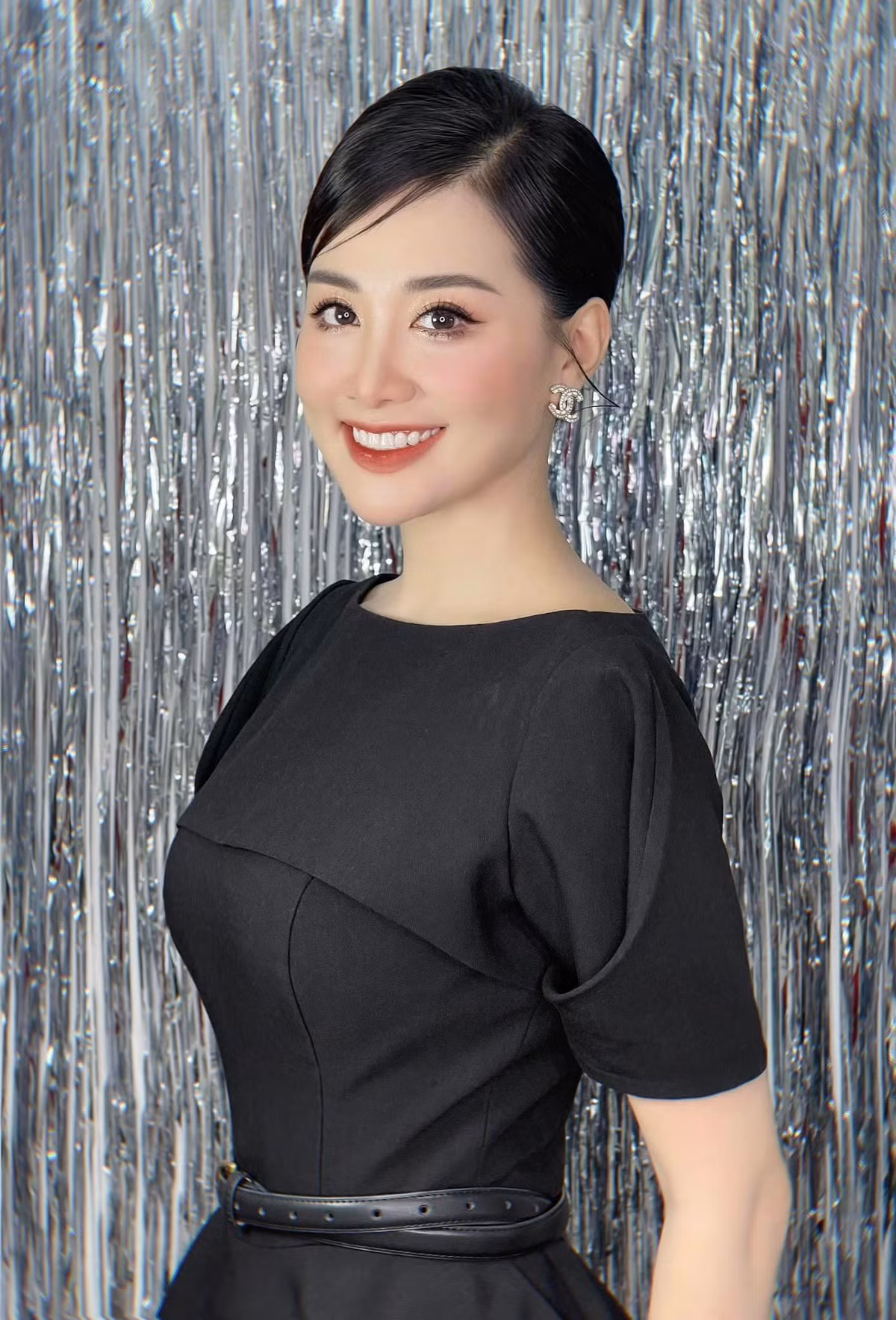 Cô nàng nổi tiếng với hình ảnh của một thạc sĩ, giảng viên Đại học chuyên ngành báo chí truyền thông vô cùng xinh đẹp và giỏi giang của mảnh đất xứ Nghệ.