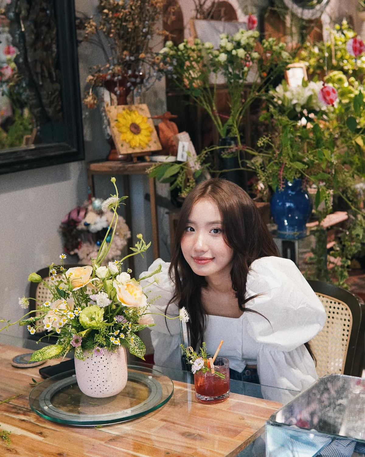 Trên mạng, cả hai nhiều lần lộ "hint" tình ái. Mãi cho đến cuối tháng 12/2022, cặp đôi chính thức "đánh úp" dân tình bằng một đám cưới siêu hoành tráng.