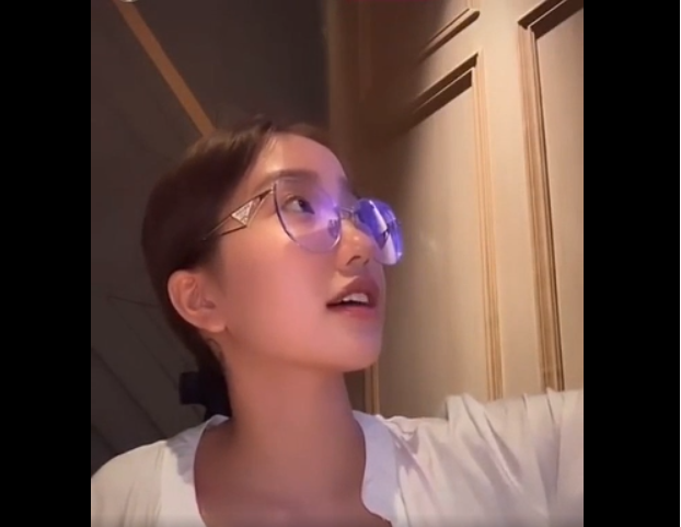 Mới đây, đoạn video được cắt từ một livestream của nữ TikToker bất ngờ được chia sẻ. Thời điểm này cô đang cùng chồng ăn uống tại một nhà hàng. Ảnh cắt ra từ clip