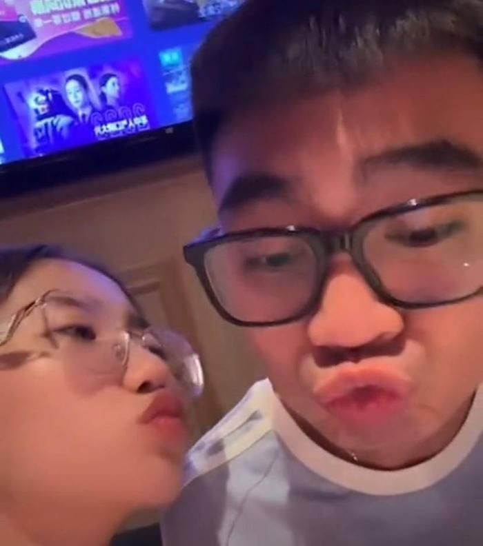 Tuy nhiên, ngay sau khi Duy Nhỏ quay trở về bàn ăn, cặp vợ chồng này đã có những cử chỉ vô cùng thân mật và tình cảm, đủ hiểu câu nói vừa rồi của ông xã hot girl 2k4 chỉ là vui đùa. Ảnh cắt ra từ clip