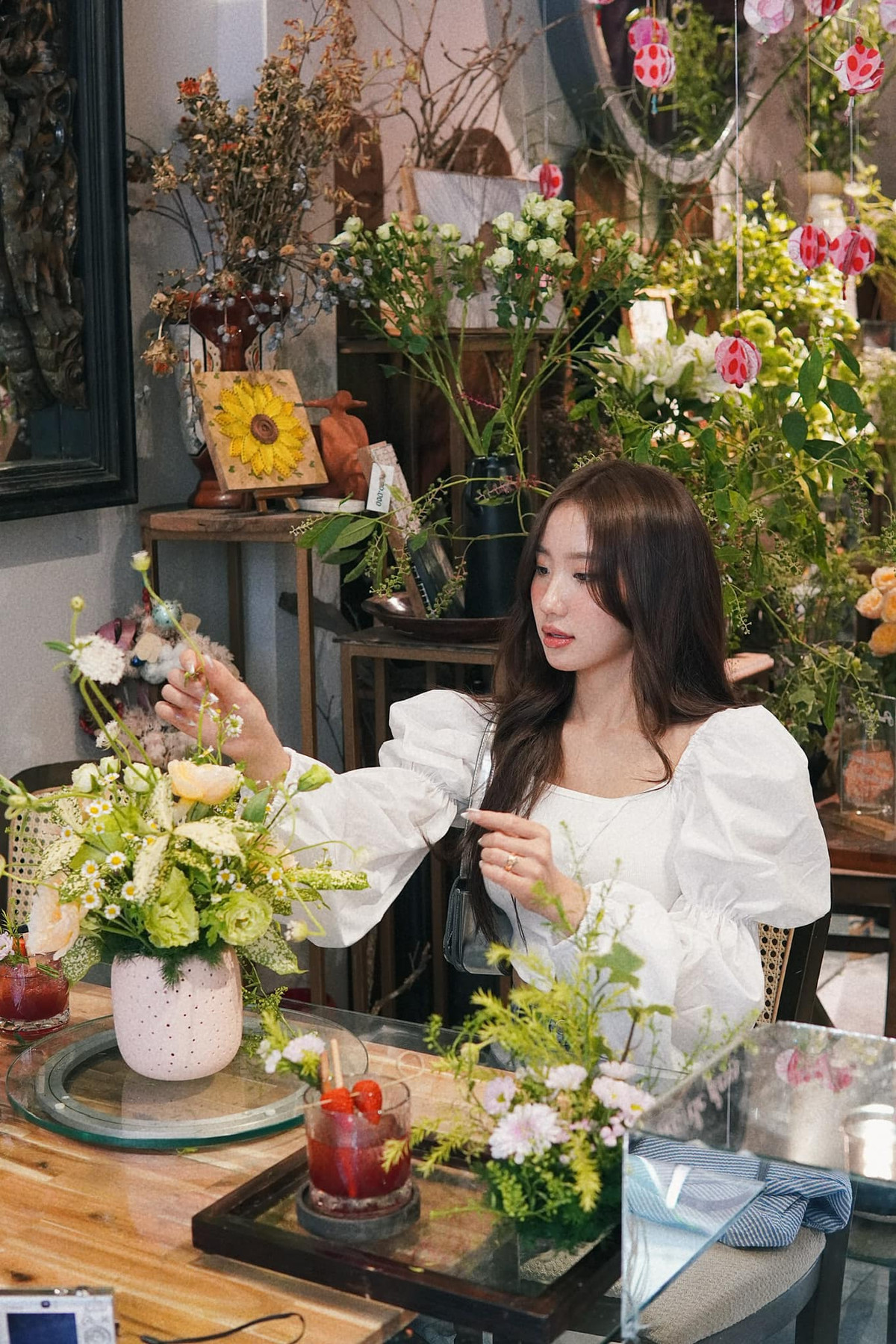 Không chỉ thoải mái lên đồ, đi chơi cùng bạn bè, cô còn được nhà chồng cưng chiều hết mực.