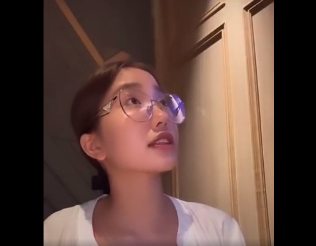 Đáng chú ý trong clip, khi Khánh Huyền nhờ ông xã lấy nước chấm thì cô nhận lại câu trả lời đầy bất ngờ: "Lớn rồi, tự pha đi". Ảnh cắt ra từ clip