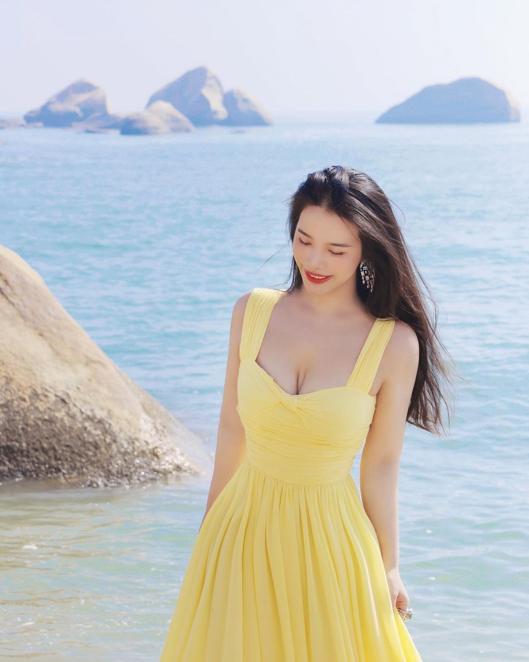 Từ Vãn Vãn (sinh năm 1990, ở Trung Quốc) là ái nữ duy nhất của “ông hoàng cửa gỗ châu Á” Từ Tĩnh Uyên (Jingyuan Yu) - founder kiêm CEO của Tập đoàn Mengtian - nhà sản xuất cửa gỗ lớn nhất Trung Quốc với hơn 1,000 cửa hàng bán lẻ trên toàn quốc.