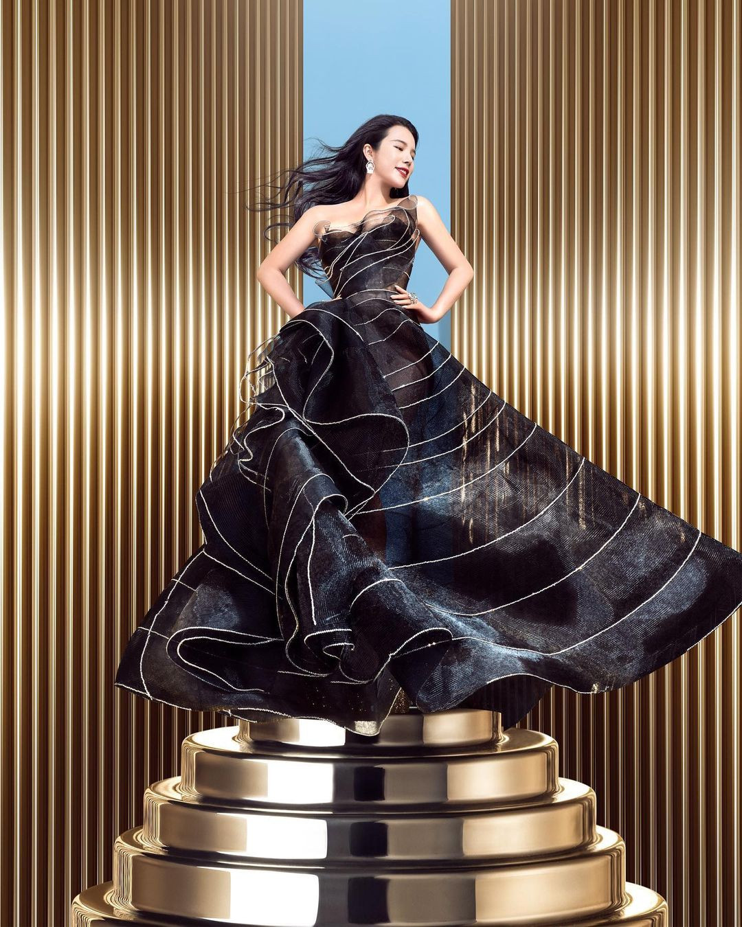 Bên cạnh cuộc sống "ngậm thìa vàng" từ nhỏ, người đẹp Từ Vãn Vãn còn gây chú ý với vẻ ngoài tươi trẻ cùng vóc dáng nóng bỏng ở tuổi ngoài 30.