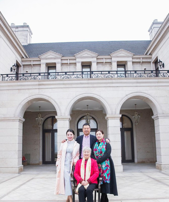 Đặc biệt, căn biệt thự cô đang ở rộng lớn đến mức phải mất tới 7 tiếng đồng hồ mới tham quan hết một vòng quanh dinh thự của nhà họ Từ khiến netizen choáng ngợp.