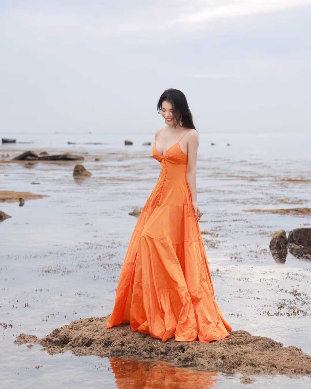 Từ Vãn Vãn còn sở hữu rất nhiều bộ sưu tập quần áo đặt may riêng từ các nhà mốt nổi tiếng, giày dép cùng túi xách hàng hiệu đắt đỏ, trang sức phiên bản giới hạn,...Ảnh: Tổng hợp