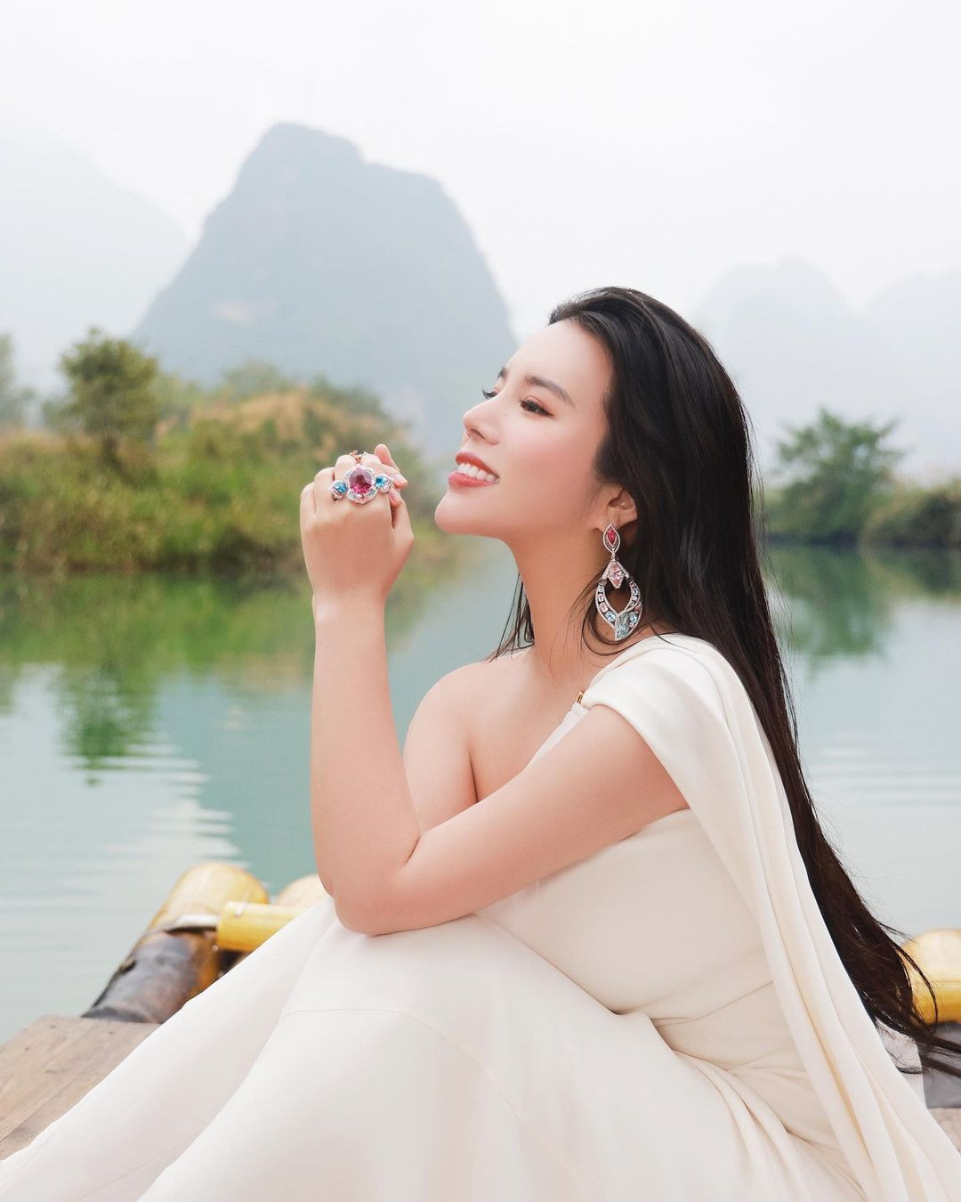 Cô tiểu thư này bắt đầu gây chú ý khi xuất hiện cùng bố tại một bữa tiệc dành cho giới thượng lưu tại Anh vào năm 2015. Truyền thông gọi cô là "ái nữ của giới siêu giàu Trung Quốc".