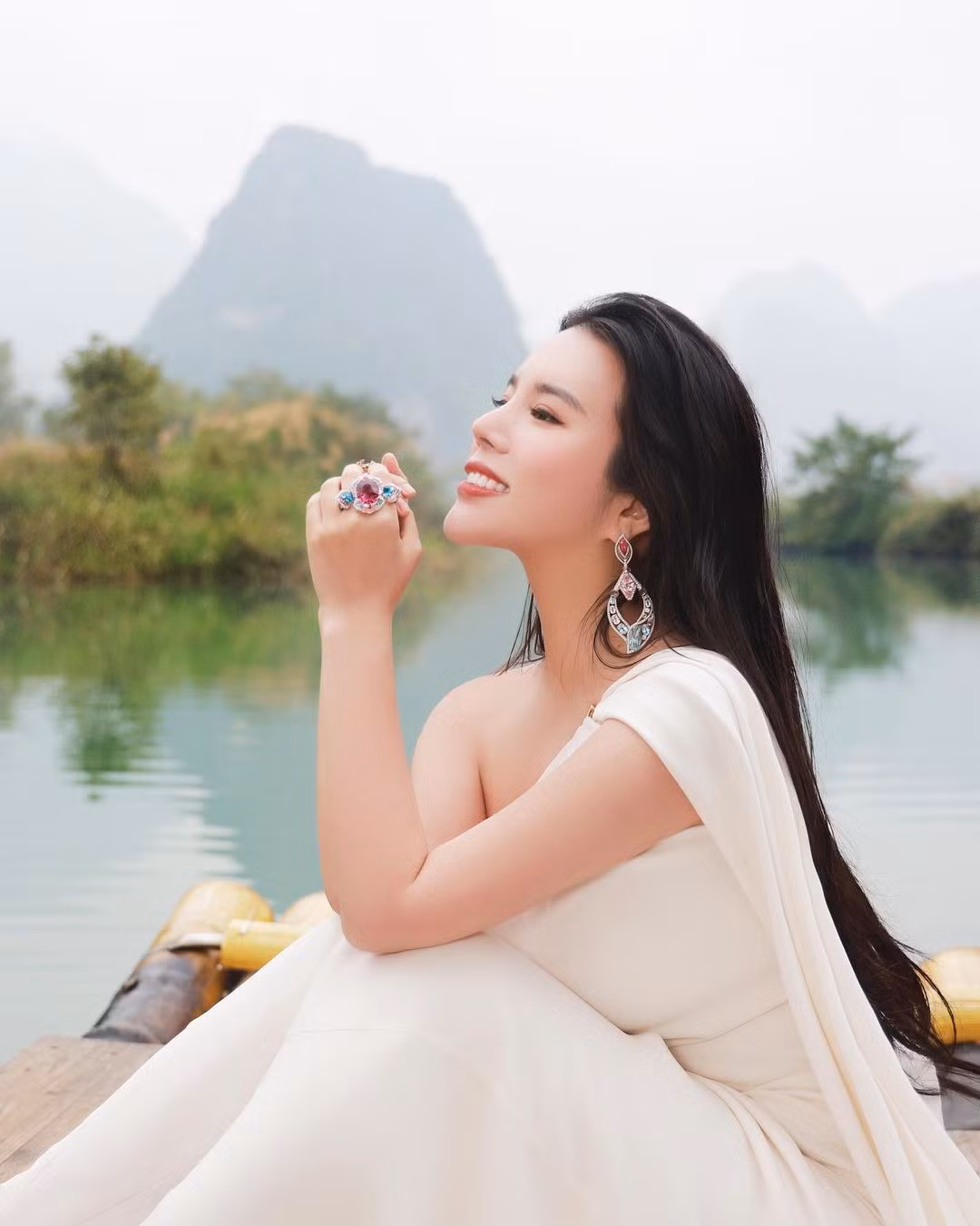 Cô tiểu thư này bắt đầu gây chú ý khi xuất hiện cùng bố tại một bữa tiệc dành cho giới thượng lưu tại Anh vào năm 2015. Truyền thông gọi cô là "ái nữ của giới siêu giàu Trung Quốc".