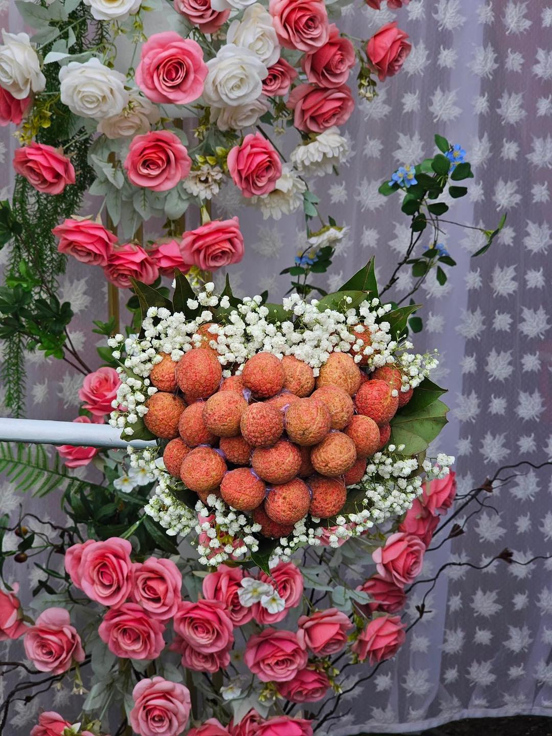 Nhìn đơn giản nhưng khi lên hình, phong cách trang trí này vừa độc lạ lại đáng yêu và gây ấn tượng cho ngày trọng đại. Ảnh: Kun Mon