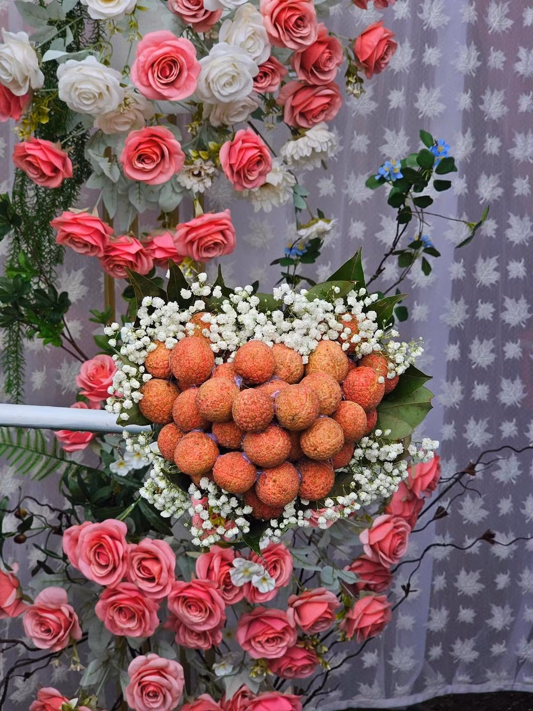 Nhìn đơn giản nhưng khi lên hình, phong cách trang trí này vừa độc lạ lại đáng yêu và gây ấn tượng cho ngày trọng đại. Ảnh: Kun Mon