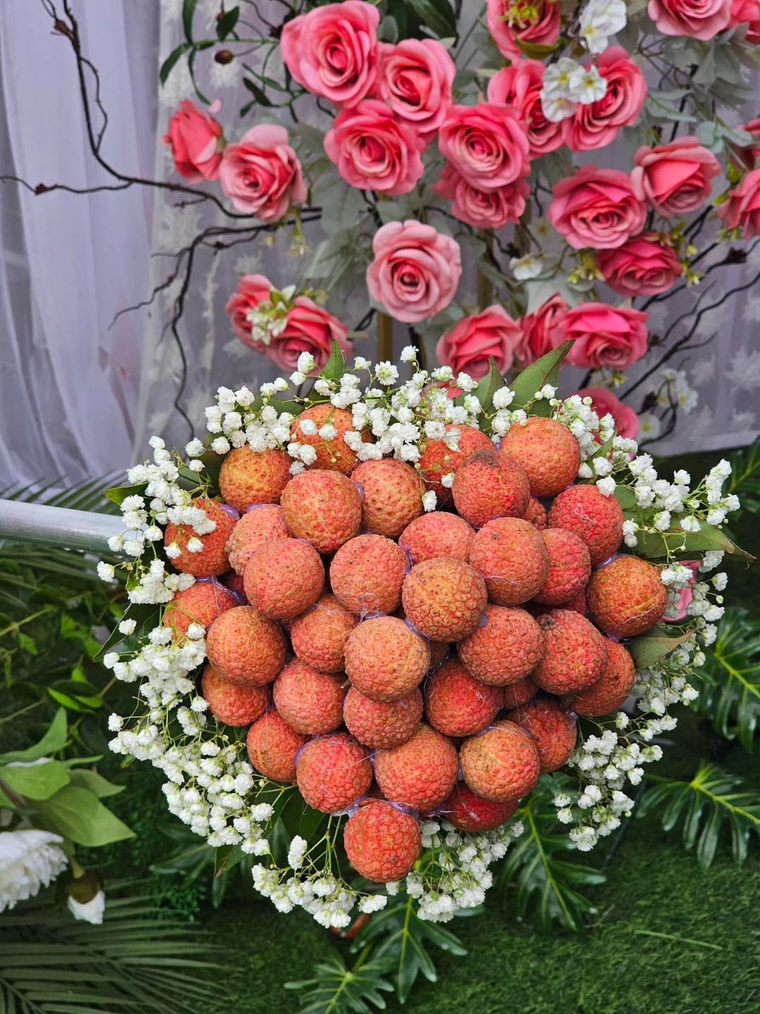 Bắc Giang vào mùa vải thiều, thay vì chọn hoa cưới, họ đã nảy ra ý định sáng tạo dùng vải làm hoa.