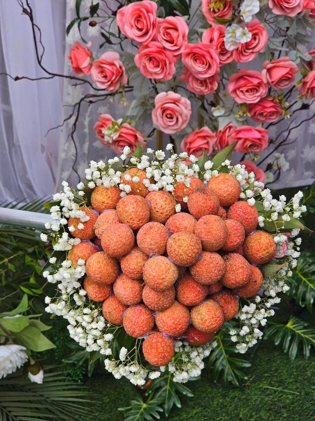 Bắc Giang vào mùa vải thiều, thay vì chọn hoa cưới, họ đã nảy ra ý định sáng tạo dùng vải làm hoa.