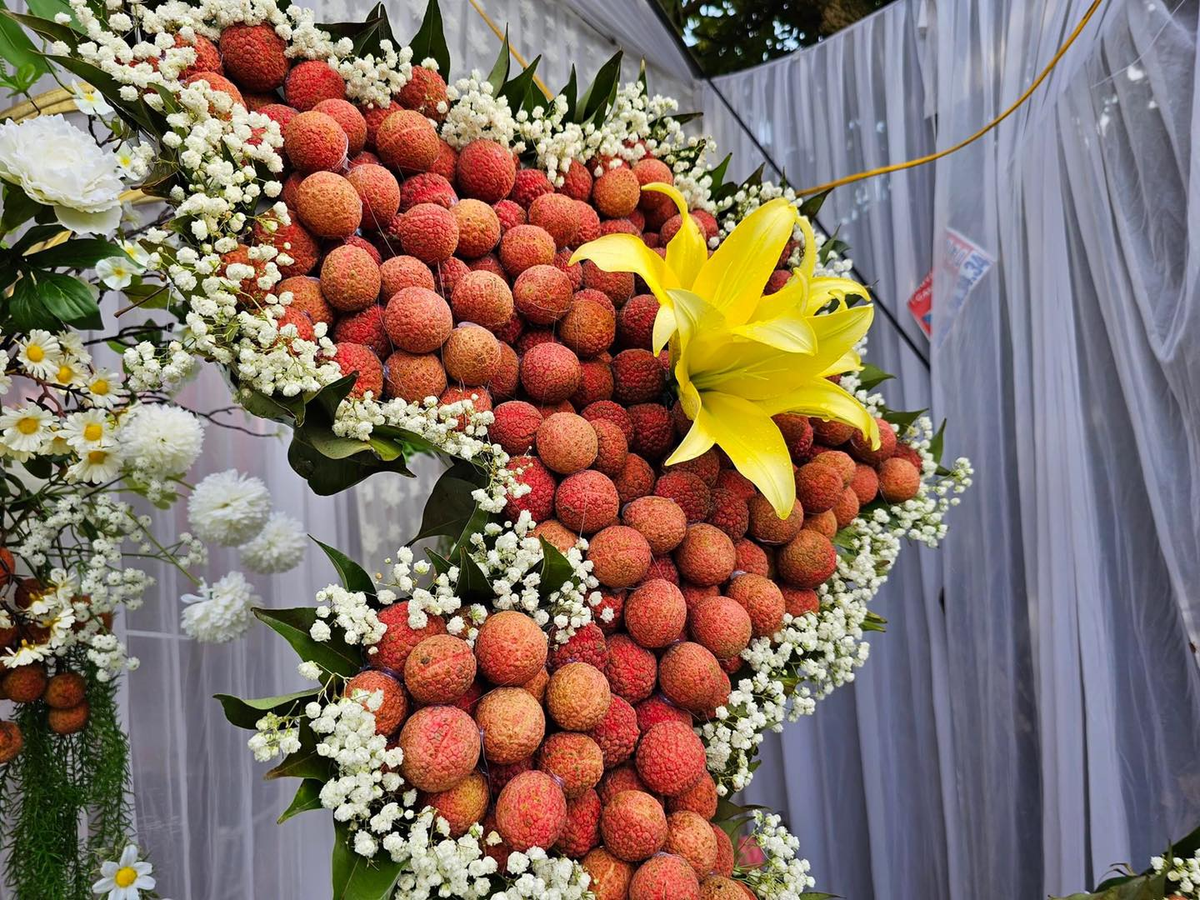 Được biết hình ảnh này từ một đám cưới ở Bắc Giang, có lẽ vải thiều là đặc sản nơi đây nên nó được tận dụng trong mọi hoàn cảnh.