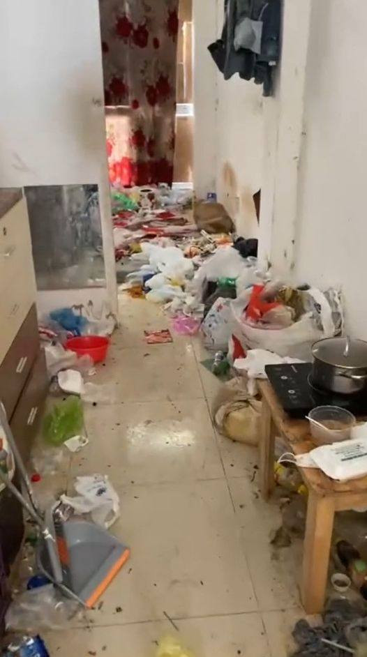 "Bạn nữ trả phòng, để lại cho mình 1 mớ hỗn độn như thế này đây, khi đi bạn còn đòi lại tiền cọc, không hiểu sao là con gái mà có thể ở được trong một căn phòng như vậy. Mình có thuê cô lao công dọn, nhưng cô bảo có trả cô 5 triệu, 10 triệu cô cũng chịu, không dọn", chủ trọ bất lực lên tiếng. Ảnh cắt từ clip Sơn Đình Nguyễn