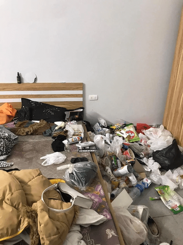 Một tấc đất trong phòng chỉ toàn là những bịch nilon, vỏ thức ăn ngổn ngang, không còn chỗ để đặt chân ai nhìn cũng choáng.