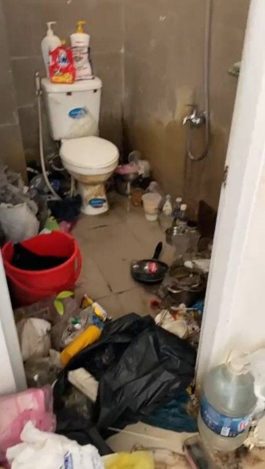 Được biết, nữ sinh này sau khi trả phòng đã để lại nguyên hiện trạng căn phòng trọ không hề dọn dẹp. Khi chủ nhà đến nhận phòng, mở cửa ra vô cùng choáng váng với cảnh tượng này. Ảnh cắt từ clip Sơn Đình Nguyễn