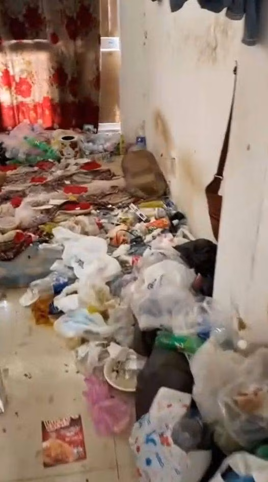 Theo những hình ảnh được chia sẻ, căn phòng trọ bẩn gần như ngập ngụa trong rác, mọi thứ được nữ sinh vứt bừa bãi, chất chồng lên nhau. Ảnh cắt từ clip Sơn Đình Nguyễn
