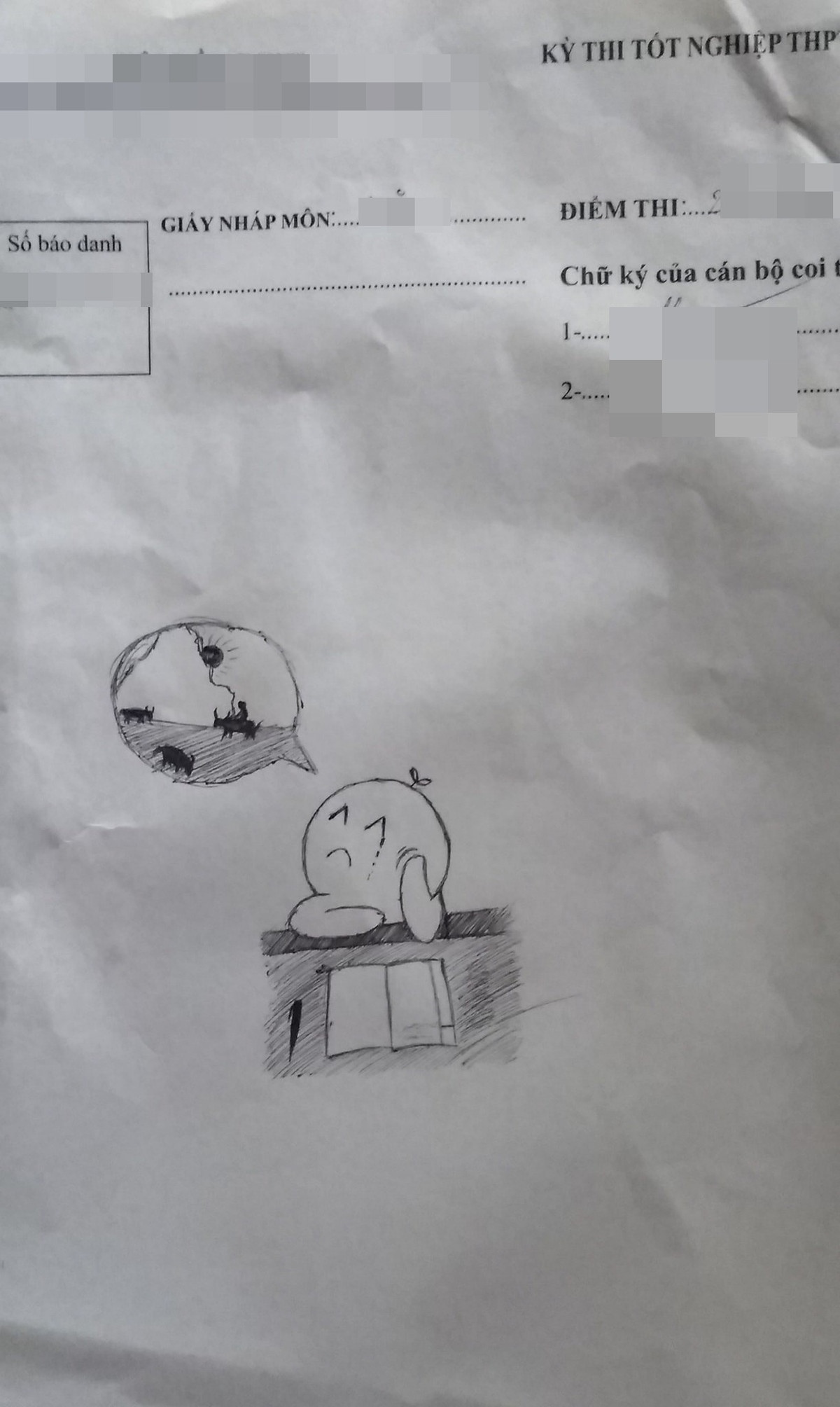 Dù ở trong phòng thi vô cùng căng thẳng nhưng các học sinh vẫn vẽ trên giấy nháp, cho ra đời tác phẩm với sự sáng tạo có một không hai.
