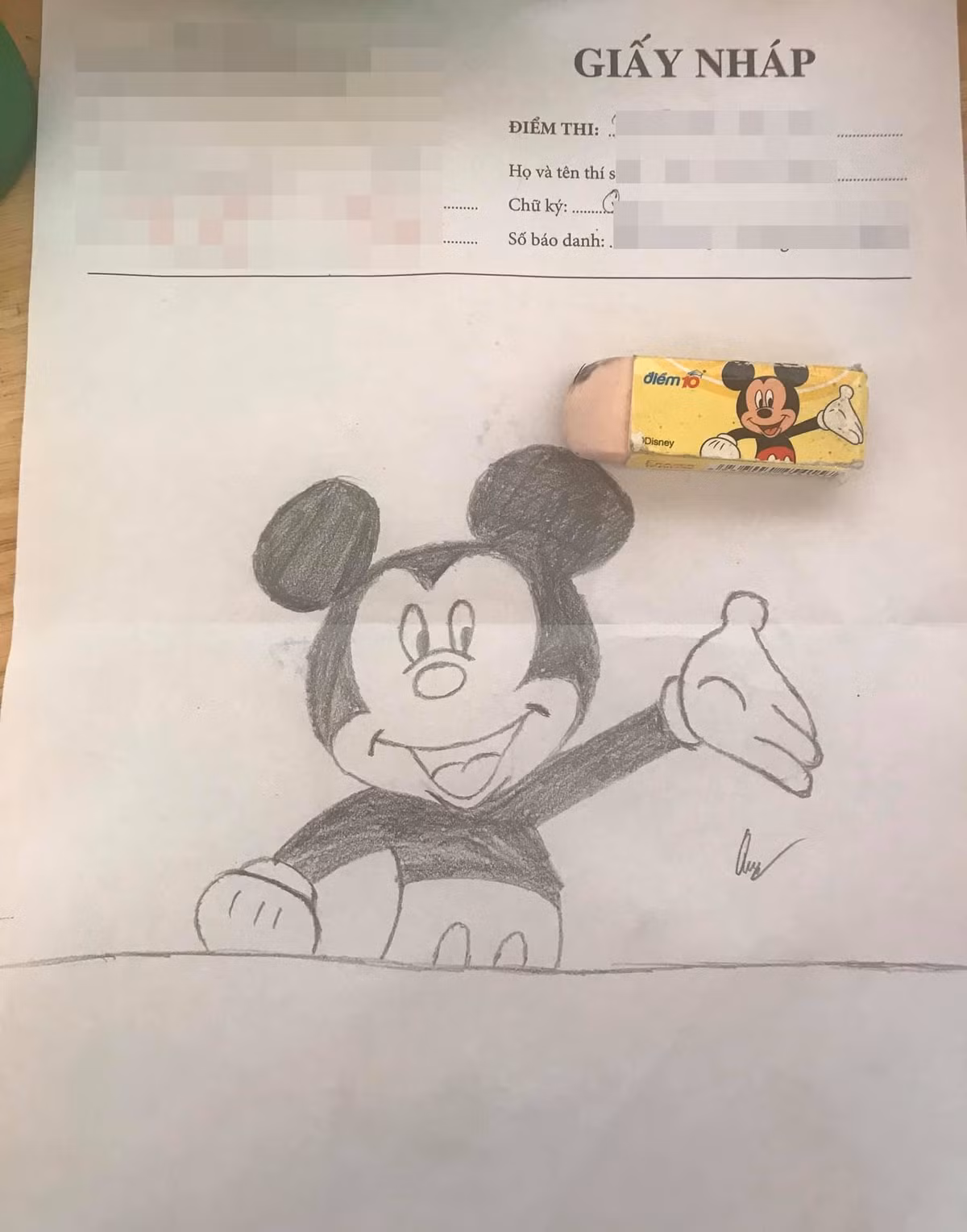 Độ cầu kì của các "siêu phẩm giấy nháp" được thể hiện qua bàn tay của các họa sĩ bất đắc dĩ ngay trên mặt giấy khiến không ít người khi xem đi từ cảm xúc này đến cảm xúc khác.