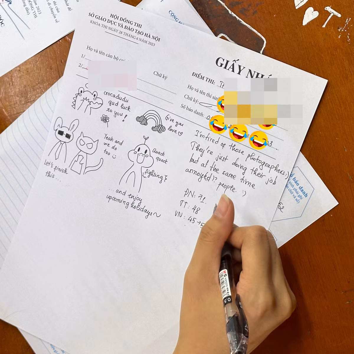 Kỳ thi tốt nghiệp THPT Quốc gia năm 2023 mới kết thúc môn Văn, bên cạnh sự sáng tạo trong cách làm bài thi, nhiều thí sinh đã thể hiện mình bằng cách tạo ra những bức vẽ trên giấy nháp khiến cộng đồng mạng trầm trồ. Ảnh: Nguyễn Mạnh Quân