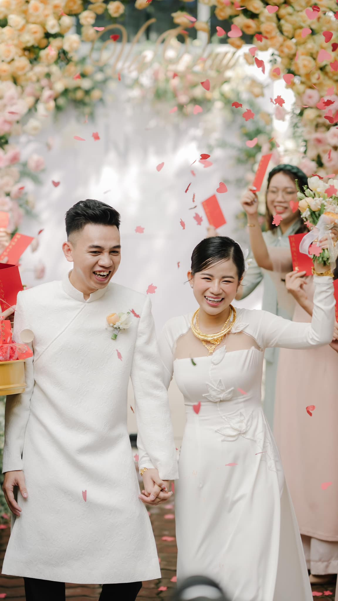 Trước đó Đoàn Di Băng không tiếc tiền bỏ ra 6 tỷ mua xe hoa, cô cũng chủ động thuê nhà hàng, đặt tiệc cưới sang trọng tại Biên Hòa với sức chứa 1000 khách cũng như đích thân lựa chọn váy cưới thương hiệu cho bảo mẫu.