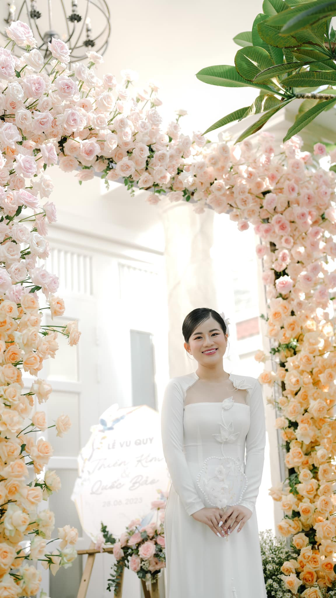 Mới đây, trang cá nhân của Đoàn Di Băng rần rần chia sẻ những hình ảnh cô đang chuẩn bị đám cưới cho nữ bảo mẫu nhà mình.