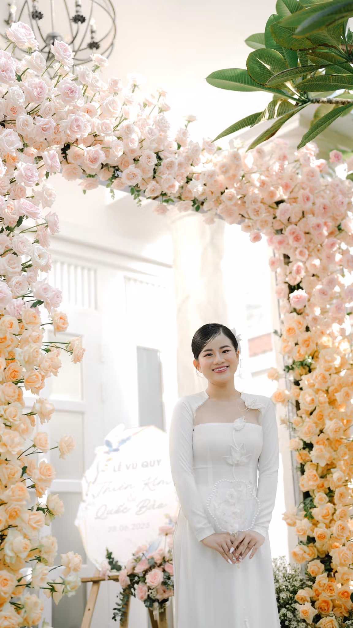 Mới đây, trang cá nhân của Đoàn Di Băng rần rần chia sẻ những hình ảnh cô đang chuẩn bị đám cưới cho nữ bảo mẫu nhà mình.