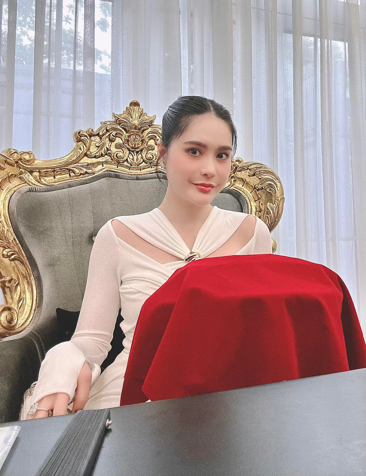 Sự kiện đám cưới này khiến nhiều người bàn tán xen lẫn xuýt xoa ngưỡng mộ.