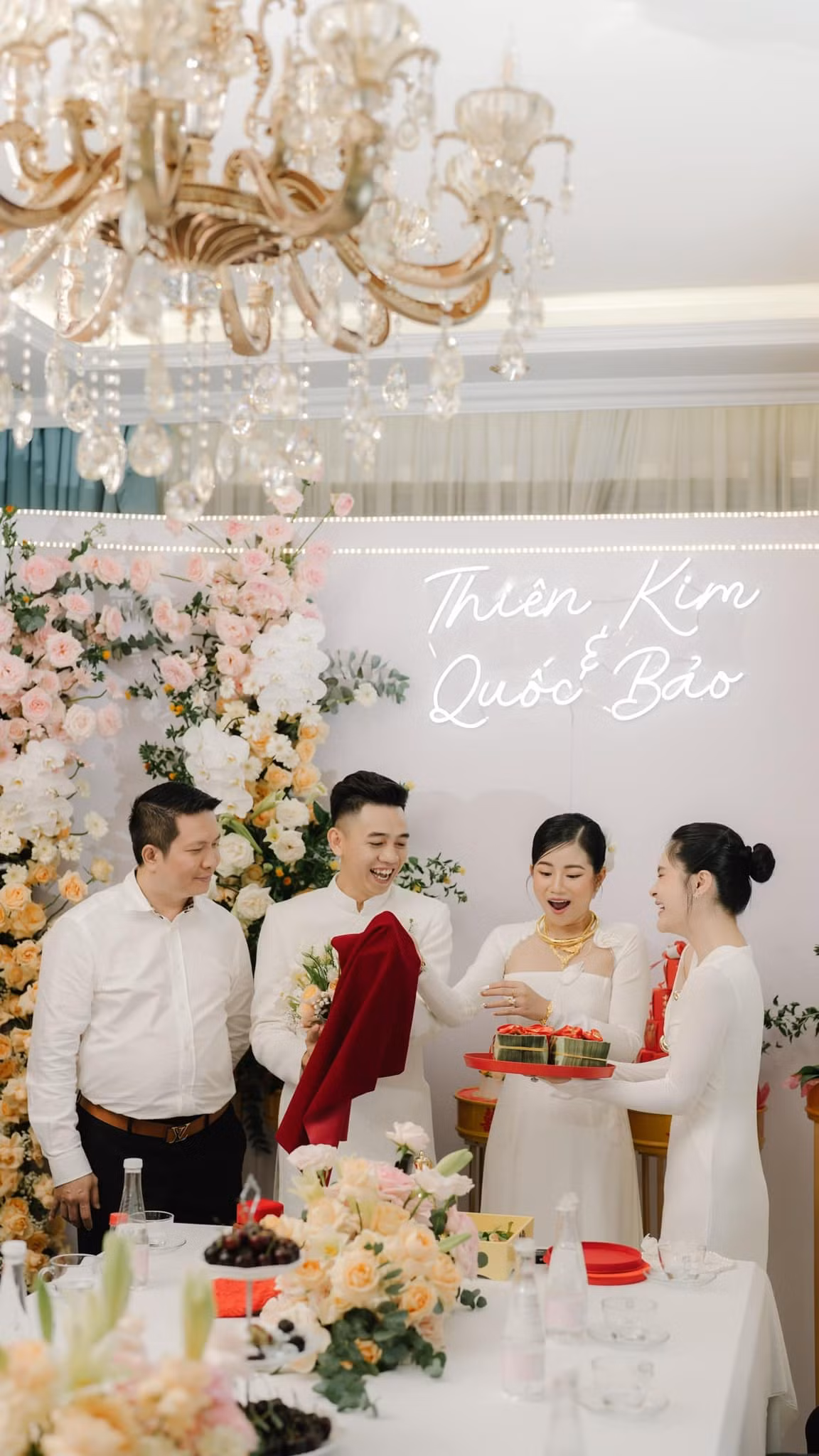 Đoàn Di Băng tiết lộ, cô rất ngưỡng mộ mối tình của vợ chồng Thiên Kim. Cả hai đã quen nhau từ năm lớp 6, đồng hành cùng nhau suốt 12 năm, đi qua từng cột mốc tuổi trẻ.