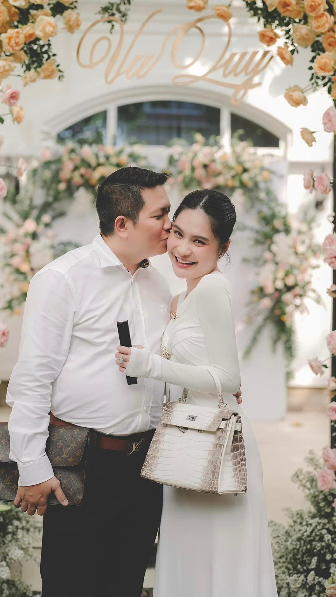 Điều khiến nhiều người trầm trồ chính là việc nữ đại gia chịu chi cho lễ ăn hỏi của bảo mẫu, từ việc trang hoàng không gian lễ ăn hỏi cho đến của hồi môn đều thuộc hàng "khủng".