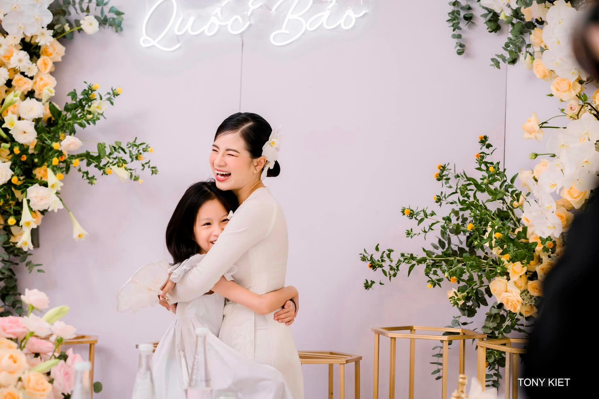 Theo hình ảnh cô đăng tải lên mạng xã hội, không gian biệt thự trước ngày rước dâu đều được đầu tư cắm hoa tươi từ trong ra ngoài sang trọng, chẳng kém gì đám cưới của người nổi tiếng.