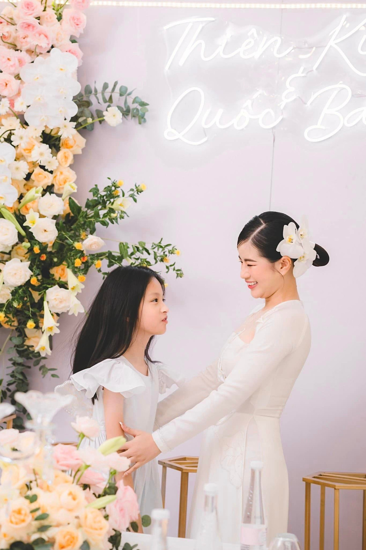 Trong ngày vui của Thiên Kim, Đoàn Di Băng chuẩn bị cả một mâm tiền, trong đó là 2 cọc tiền khá lớn. Cô đi kèm 2 chữ Tâm - Nhẫn với lời nhắn nhủ ý nghĩa.