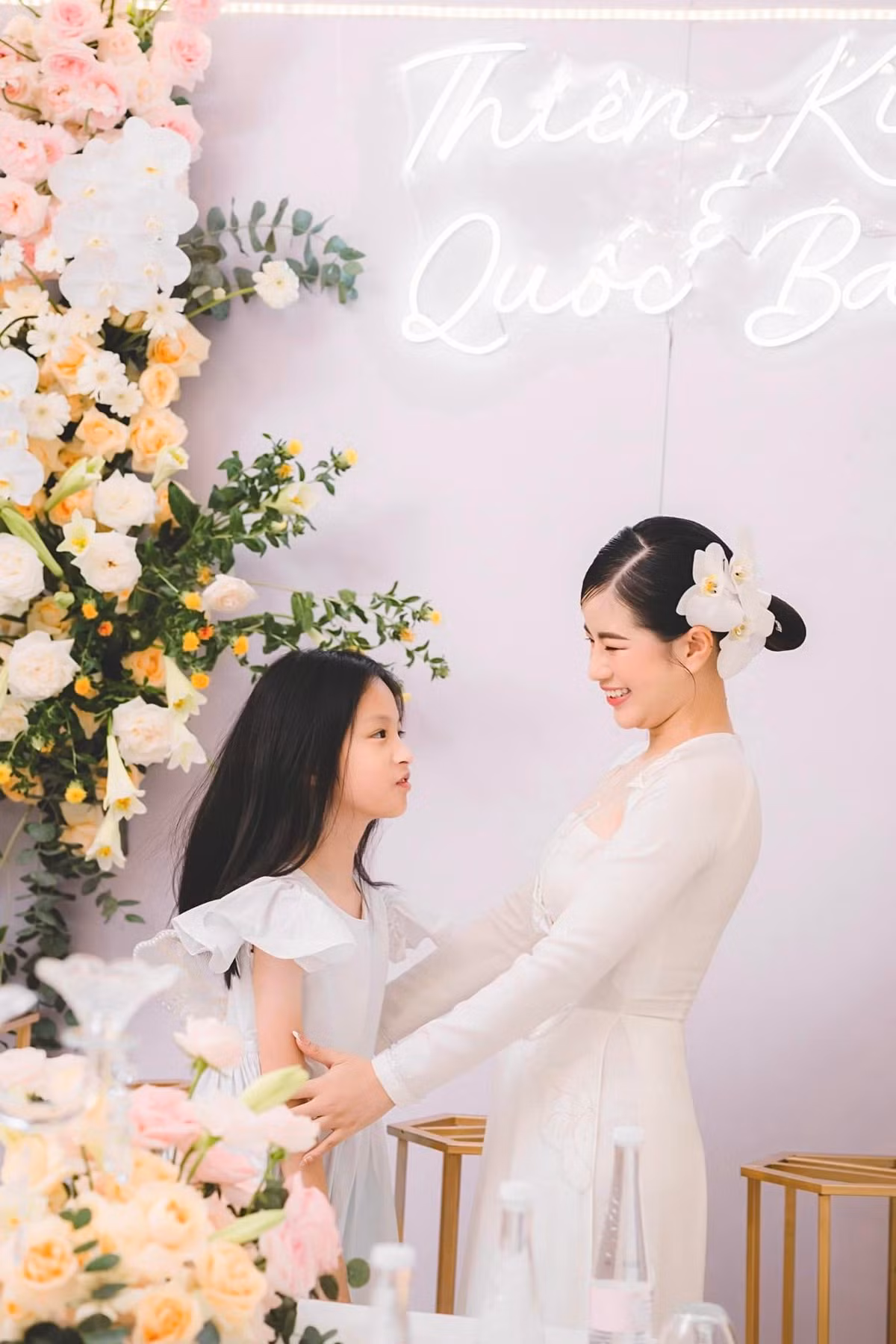 Trong ngày vui của Thiên Kim, Đoàn Di Băng chuẩn bị cả một mâm tiền, trong đó là 2 cọc tiền khá lớn. Cô đi kèm 2 chữ Tâm - Nhẫn với lời nhắn nhủ ý nghĩa.