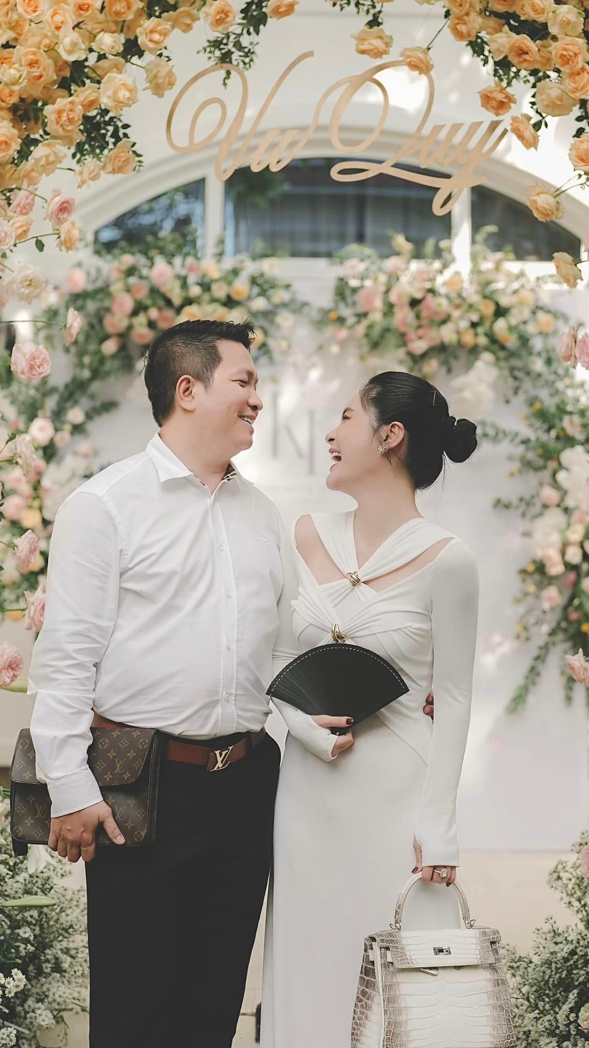 Lễ ăn hỏi của bảo mẫu Thiên Kim nhà nữ đại gia được tổ chức ngay tại biệt thự của cô. Đại gia Quận 7 cho hay Thiên Kim là "quản gia" nhà mình, vú em riêng của con gái Hana.